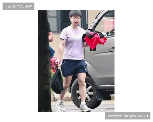 孙颖莎的行李箱里塞了20双球鞋，日常穿搭全是队服？